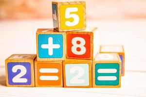numero di cubi di blocchi di legno per l'apprendimento della matematica, il concetto di matematica dell'istruzione. foto