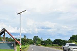 pannello fotovoltaico, nuova tecnologia per conservare e utilizzare l'energia della natura con la vita umana, l'energia sostenibile e il concetto di amico ambientale. foto