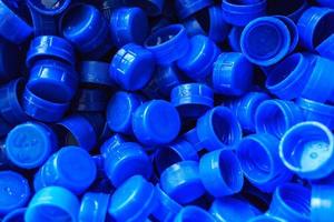 tappi di plastica blu utilizzati per sigillare le bottiglie di bevande. foto