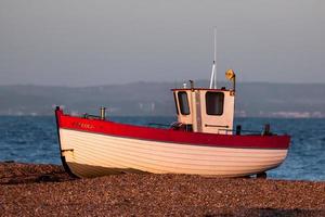 Dungeness, Kent, Regno Unito, 2008. Barca da pesca sulla spiaggia foto