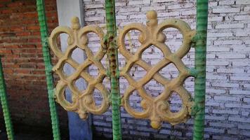 disegno artistico del fiore verde e giallo del cancello di ferro foto