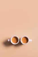 due tazze di caffè espresso in ceramica. vista dall'alto. foto d'archivio verticale monocromatica minimalista