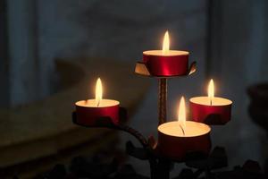 bergamo, lombardia, italia, 2017. candele nella cattedrale di sant'alessandro foto