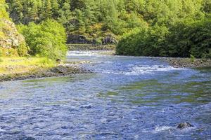 bellissimo fiume blu lago hemsila con panorama montano, hemsedal norvegia. foto