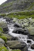 hydnefossen cascata e fiume hydna sulla montagna veslehodn veslehorn, norvegia. foto