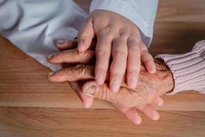 il dottore strinse la mano al paziente in segno di incoraggiamento. foto