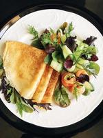 frittelle di alimenti naturali con insalata e salmone foto
