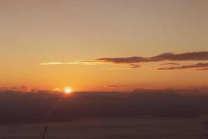 cielo colorato con sole tra le nuvole di altitudine foto