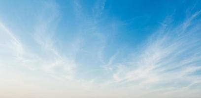 cielo blu con sfondo bianco del paesaggio della nuvola foto