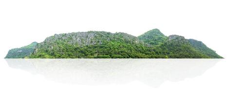 collina di montagna rocciosa con foresta verde isolare su sfondo bianco foto