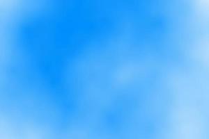 cielo blu sfocato con nuvole, sfondo astratto foto