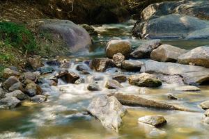 acqua che scorre lungo le rocce in natura, cascata foto