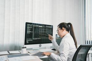 sito Web di programmazione dello sviluppo professionale della donna asiatica che lavora un software nella stanza dell'ufficio. foto