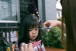 la mamma si stava tagliando i capelli per sua figlia a casa. foto