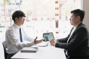 l'intervistatore di lavoro sta consigliando al dipendente di fare domanda per il lavoro di tornare indietro per migliorare il curriculum. foto