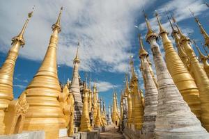 shwe indien il gruppo dell'antica pagoda nel lago inle del myanmar. foto