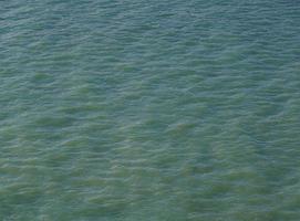 sfondo di superficie dell'acqua di mare blu foto