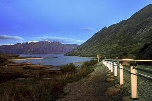 bellissimo panorama al tramonto del lago hawea tra la strada n. 6 vicino alla città di wanaka foto