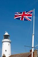 Southwold, Suffolk, Regno Unito, 2010. bandiera union jack che sventola vicino al faro foto