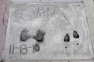 hollywood, california, stati uniti, 2011. firma e impronte di cher foto