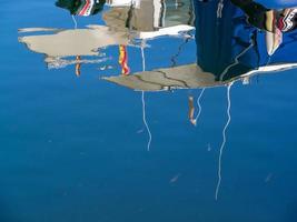 riflessi di barche nel porto turistico di marbella foto