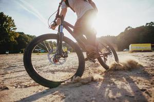 uomo in bicicletta foto