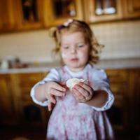 bambina che impasta la pasta foto