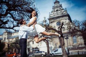 coppia felice e amorevole che cammina e fa foto nella città vecchia