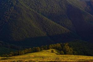 vista delle montagne nebbiose in autunno foto