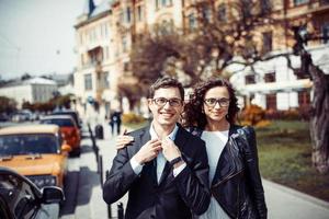 coppia felice e amorevole che cammina e fa foto nella città vecchia