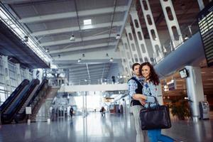 giovane coppia amorosa che si abbraccia nel terminal dell'aeroporto. foto