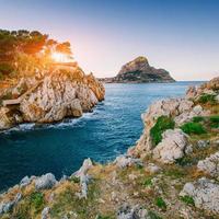 tramonto sul mare con rocce foto