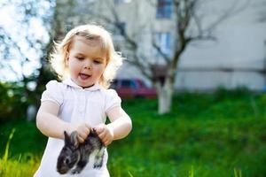 bambino con un coniglio foto