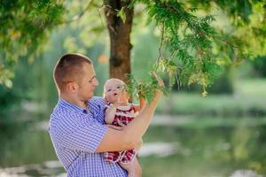 padre e figlia. uomo e bella bambina all'aperto nel parco foto