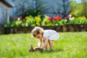 bambino con un coniglio foto