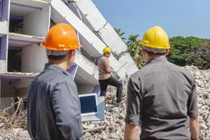 team di ingegneri e lavoratori che controllano il progetto per il piano di costruzione di emolizione e ispezionano il sito. foto