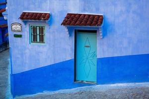 strada blu e case a chefchaouen, marocco. bella strada medievale colorata dipinta in un tenue colore blu. foto