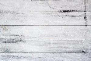texture di sfondo in legno bianco vintage con nodi e fori per unghie. vecchio muro di legno dipinto. sfondo astratto marrone. tavole orizzontali scure in legno vintage. vista frontale con spazio di copia foto