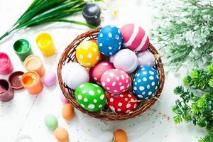 sfondo di uova di pasqua color pastello dipinto a mano. biglietto di auguri o invito di buona pasqua. foto