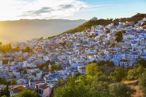 strada blu e case a chefchaouen, marocco. bella strada medievale colorata dipinta in un tenue colore blu. foto