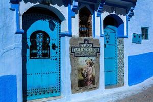 strada blu e case a chefchaouen, marocco. bella strada medievale colorata dipinta in un tenue colore blu. foto