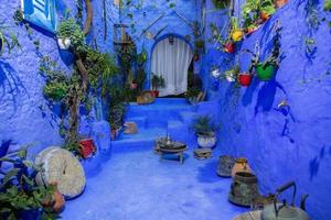 strada blu e case a chefchaouen, marocco. bella strada medievale colorata dipinta in un tenue colore blu. foto