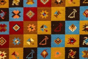 ornamenti popolari rumeni senza cuciture. ricamo tradizionale rumeno. design a trama etnica. design tradizionale del tappeto. ornamenti per tappeti. disegno tappeto rustico. foto