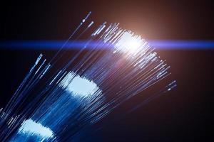 fibra ottica a luce blu, tecnologia ad alta velocità del mezzo di comunicazione ad alta velocità per telecomunicazioni digitali. foto