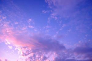 cielo arancione e blu, cielo nuvoloso colorato al tramonto. colore sfumato. struttura del cielo, priorità bassa astratta della natura foto