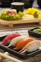 la composizione del nigiri sushi foto