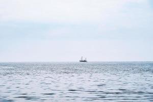 barca di gamberetti lontana sul mare del nord foto