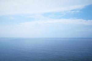 sfondo di mare aperto e cielo nuvoloso foto