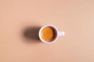 tazza di caffè in ceramica su sfondo colorato. concetto monocromatico minimalista foto