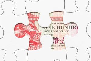 banconota del dollaro di hong kong nascosta sotto il concetto finanziario di puzzle foto